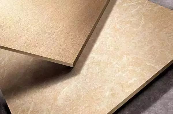 按原材料可分为两种:有陶土烧制而成的陶制釉面砖,有红土和白(黄)土