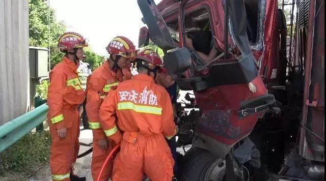 发生一起大货车追尾事故,沪渝高速宿松河塌乡境内端午节的早上9:20