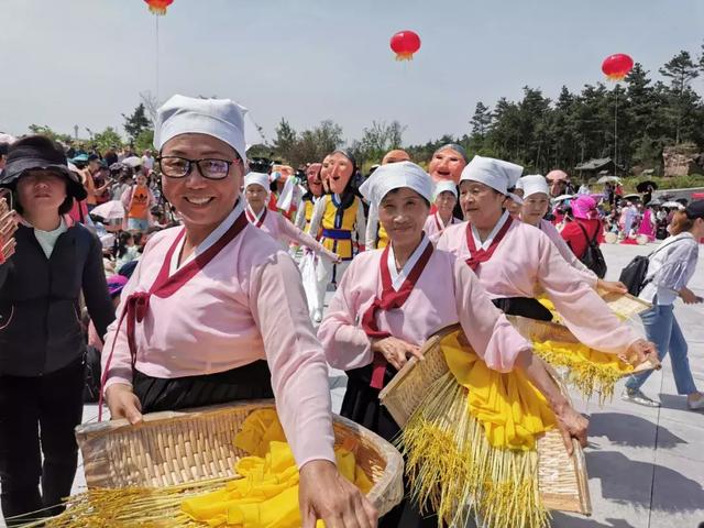 隨後,青少年文藝演出,朝鮮族民俗文藝演出等多項特色活動熱鬧上演,給