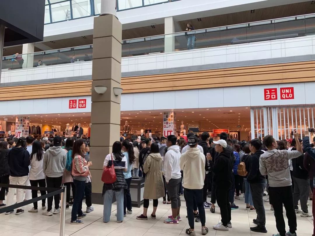 优衣库19块钱一件衣服,逼疯了所有温哥华人,挤爆商场, 保安紧急出动