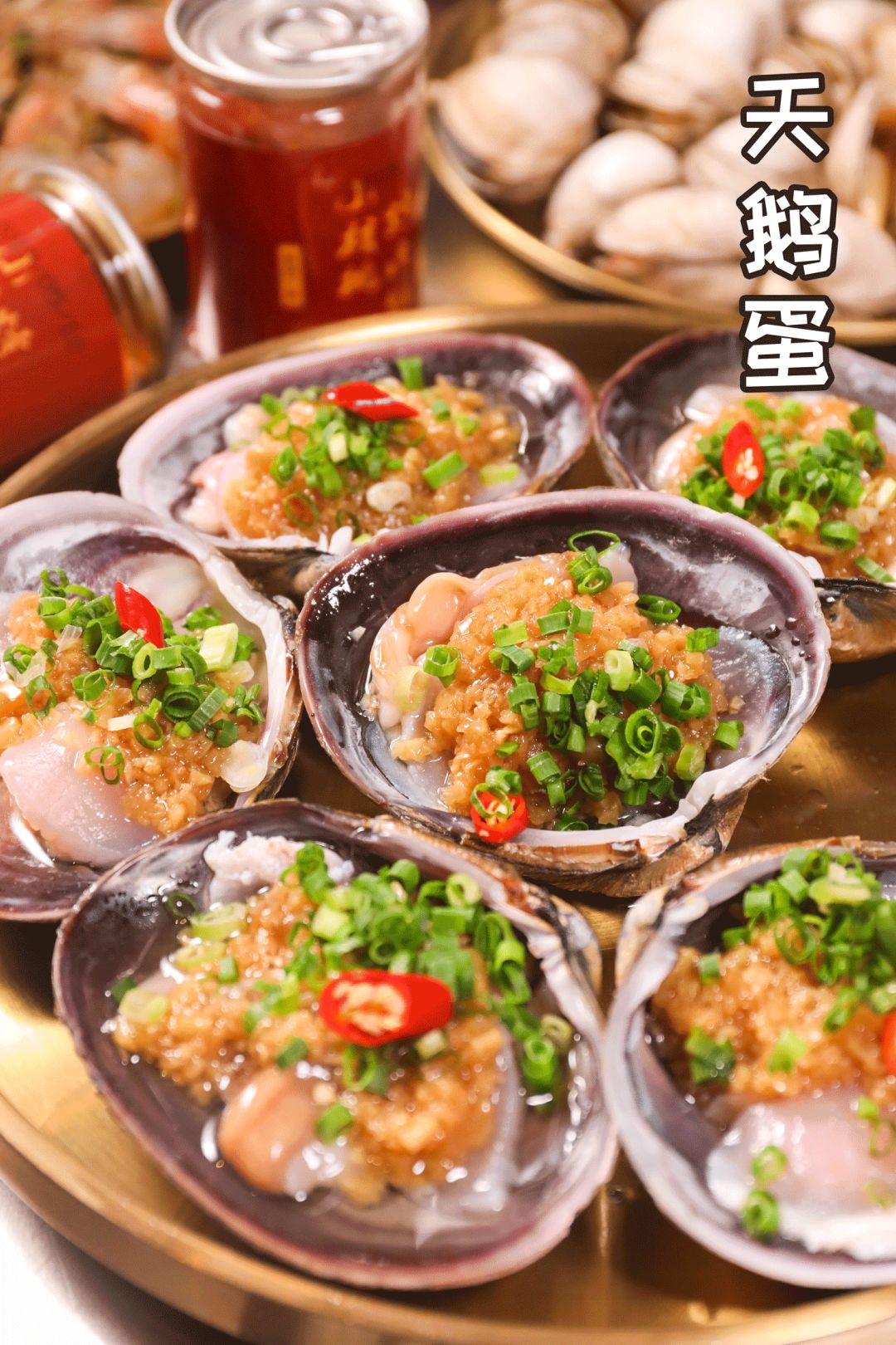 传说中的天鹅蛋原来长这样,巴掌那么大,上面铺着一层十分惹味的蒜蓉.
