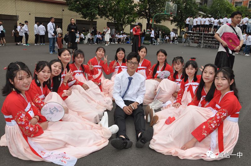 毕业照,为青春留下最美的注脚!威信一中2019届毕业留念