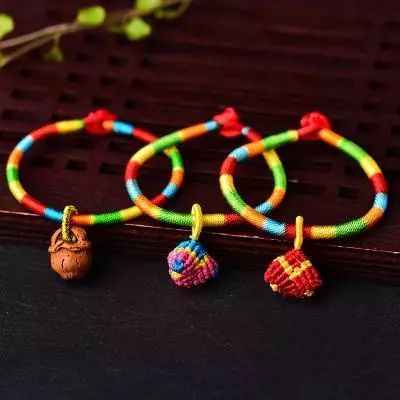 端午节 系五彩绳中国古代崇拜五色,以五色为吉祥色