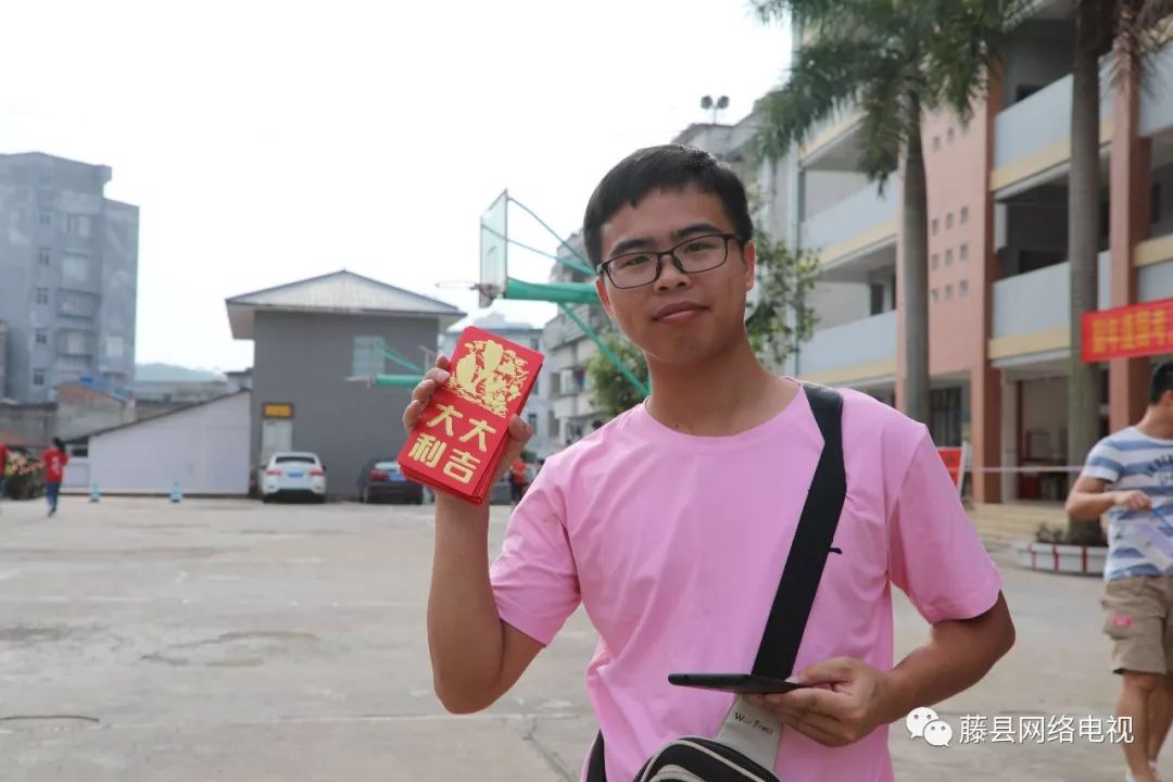 的红包↓↓↓为考生们加油鼓劲藤县中学校长黄蔚玲用独特的方式操场上