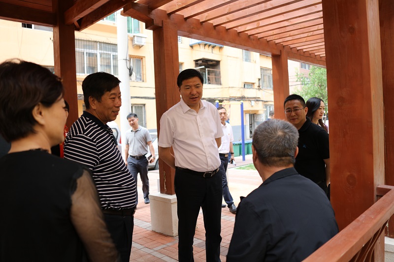 王忠昆视察老旧小区自行车棚为民服务功能再造工程情况