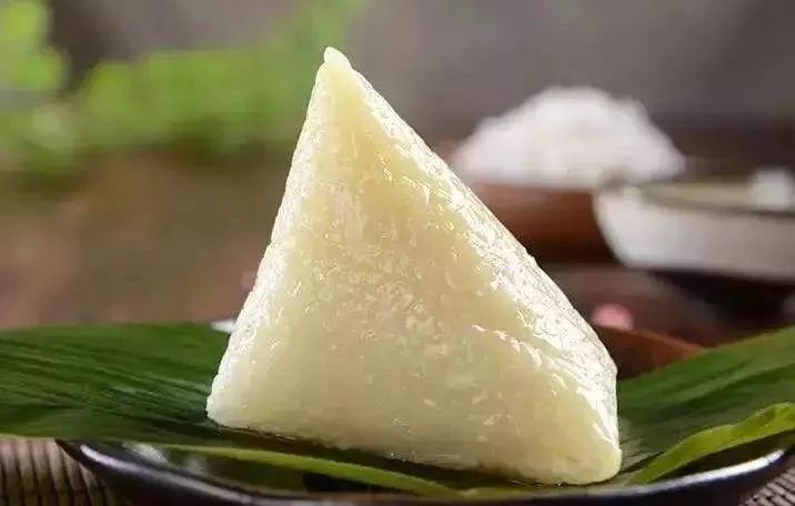 白棕子粽子(图片来源:全网资源)北方习惯用苇叶来绑粽子.