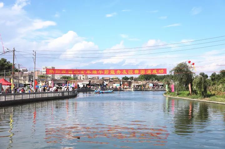 练江整治水清啦!潮南村民赛龙舟庆佳节