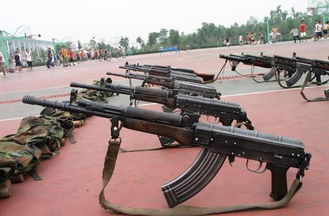 的确,81-1自动步枪配发的野战部队的年代,白宝山正好被严打入狱,他