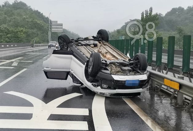高速上车辆撞护栏后翻得四脚朝天不可思议的一幕发生了