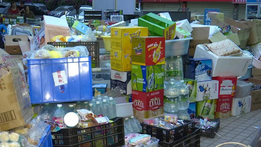 一伙人突然闯进超市搬走货品堆在路边遭路人哄抢究竟是怎么一回事