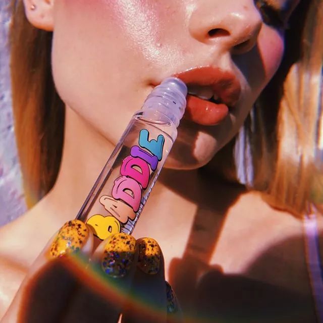 上唇非常的juicy,很适合夏天用哇roller baby lip gloss还有这支让