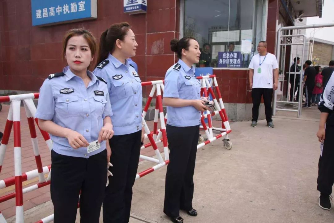 社区警务大队大队长郑艳丽介绍,高考考生办理身份证不仅涉及考生本人
