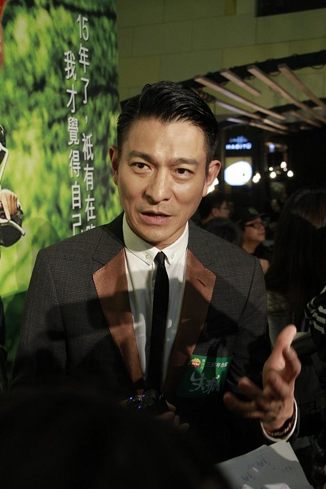 华仔42岁唱《17》岁,唱完落泪,粉丝:大爱华仔!_刘德华