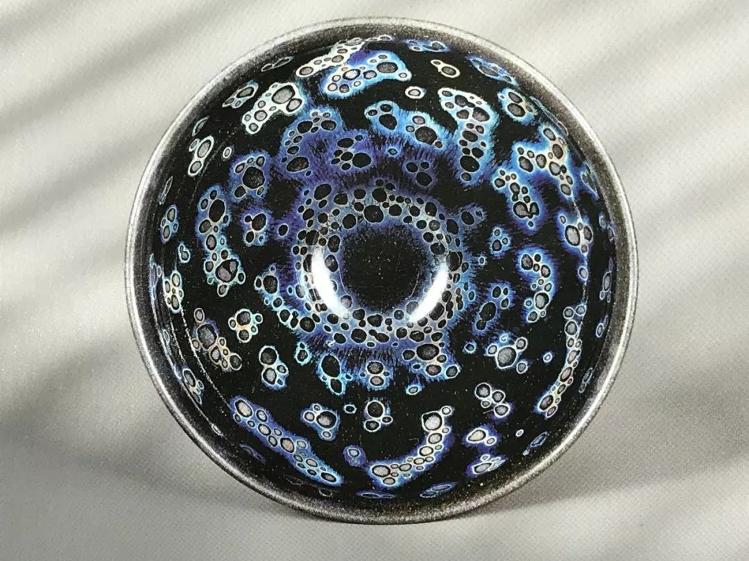 "稻叶天目"在国内外盏友中知名度最高,也是我亲眼所见的第一只曜变盏.