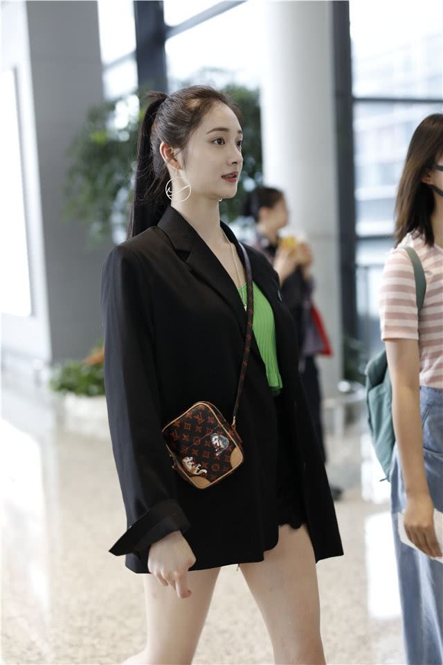 周洁琼脖子上带了一个装