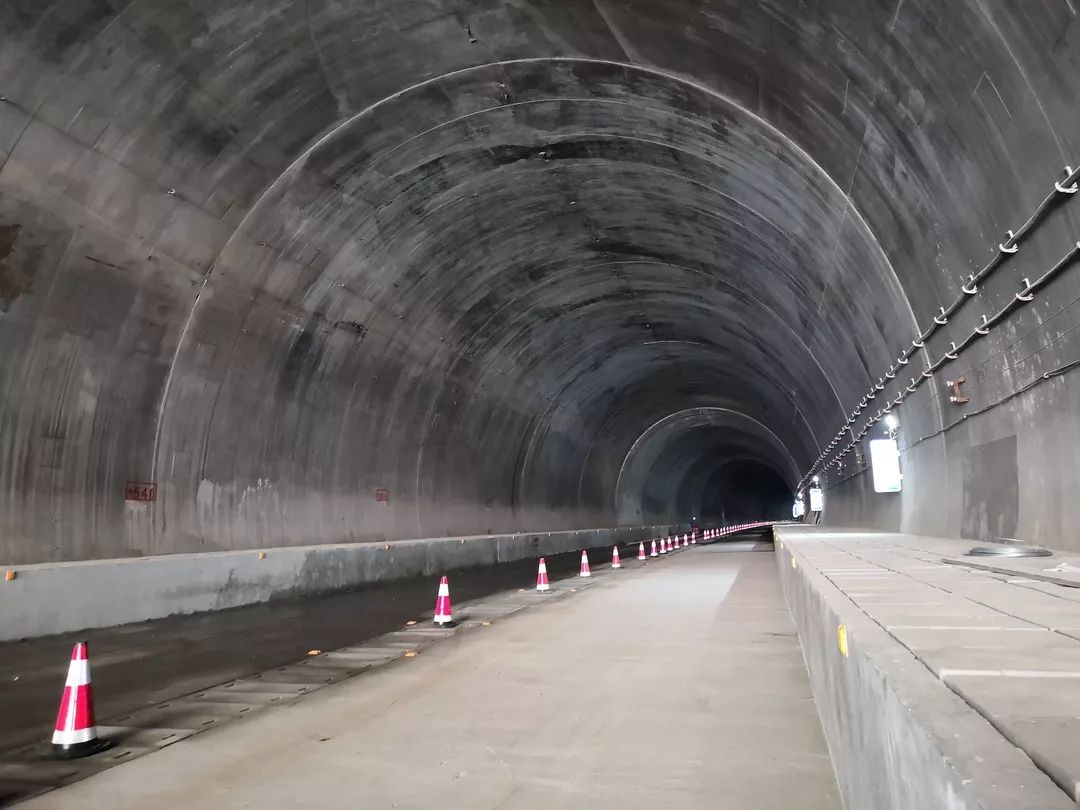 中国铁路总公司党组书记总经理陆东福到玉磨铁路第一长隧安定隧道调研