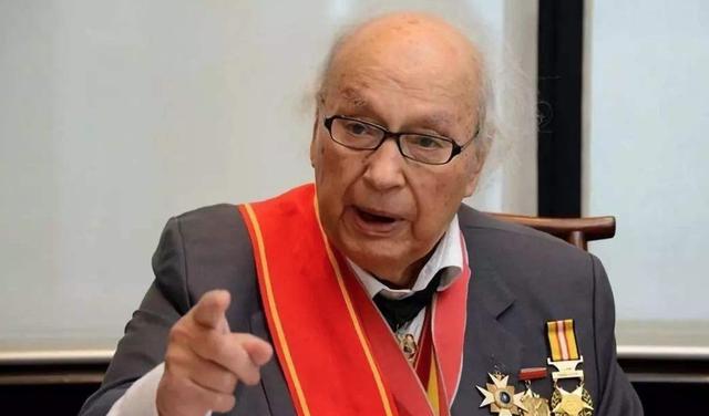 他的父亲是香港富商何鸿章,他的曾祖父是香港第一任首富,被册封为爵士