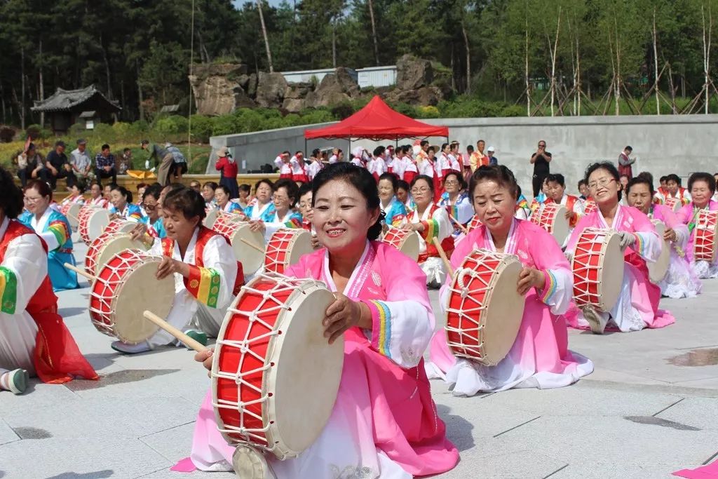 昨天延吉中国朝鲜族民俗园来了25万人据说今天明天游客都不会少啥事