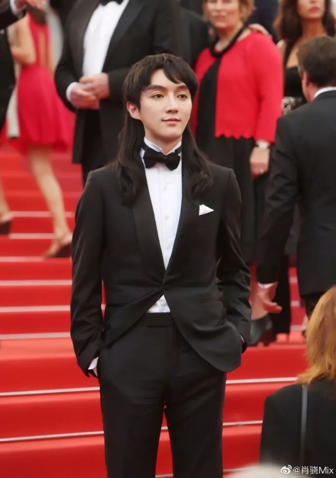 最美少奶奶肖骁首战戛纳快看他的随行包里带了啥