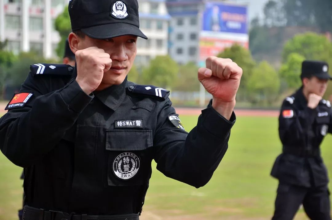 新寧某學校操場上有一群特警身影畫面超燃