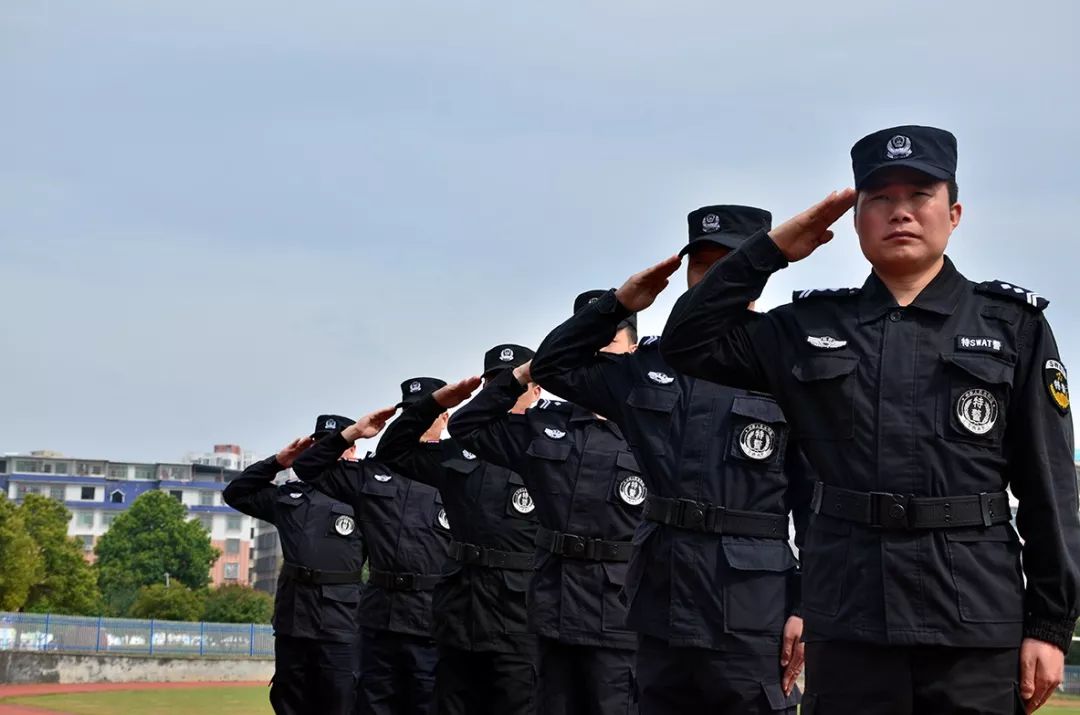 新宁某学校操场上有一群特警身影画面超燃
