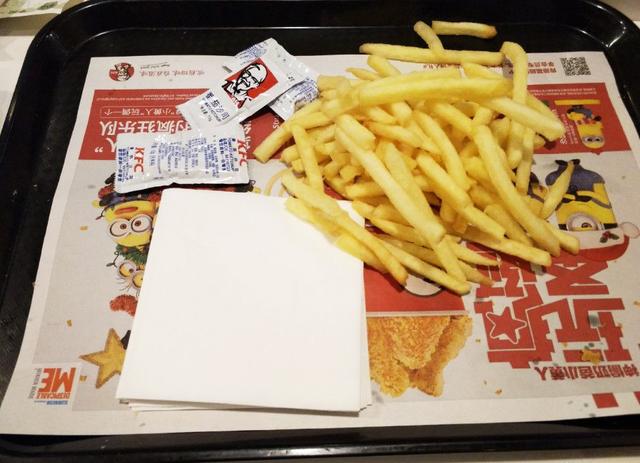 原创吃肯德基时,番茄酱倒在餐盘上就错了!盒子上有机关,涨知识了