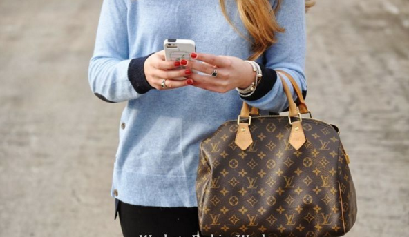 不过却可以拧着不同的味道,上图国外女明星街拍手提白色格子 speedy30