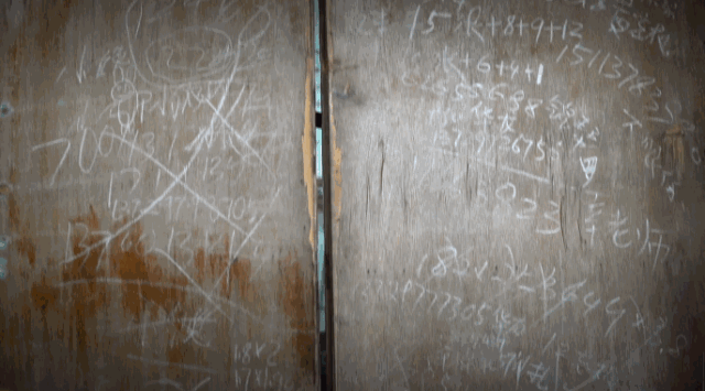 走进这个工作坊,中央分隔的木门上写满了密密麻麻的手机号码和相关