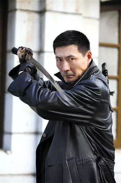 该剧昨天播出后,有不少观众都告诉东方君,看这部戏很紧张,每当燕双鹰