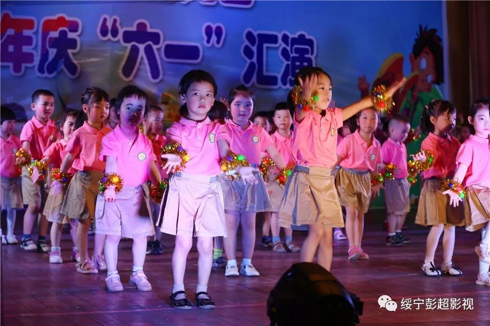 (视频)欢乐童年金鹰卡通幼儿园庆"六一"_集体舞