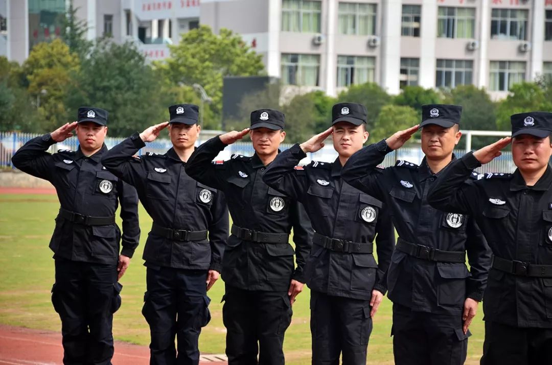新宁某学校操场上有一群特警身影画面超燃