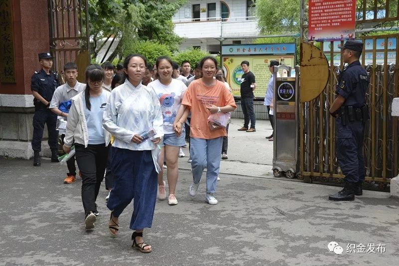 据了解,我县今年共有考生7728人,分别在织金二,三,四,五,六中考点参加