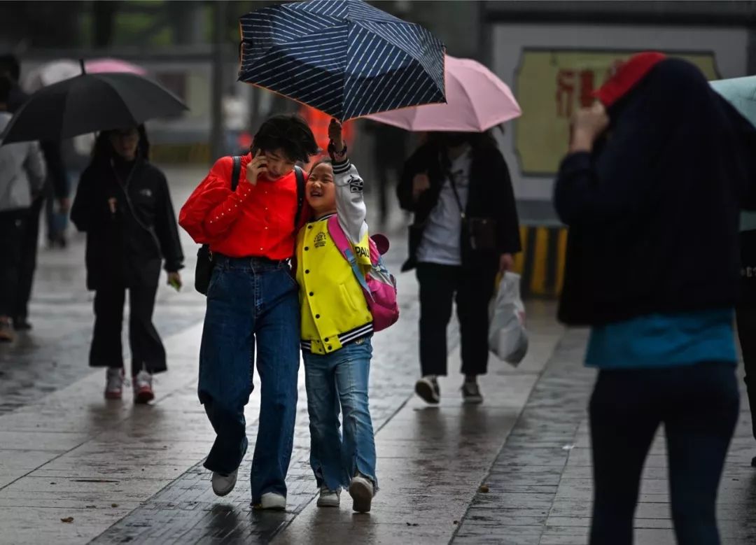 致敬在暴雨中前行的人