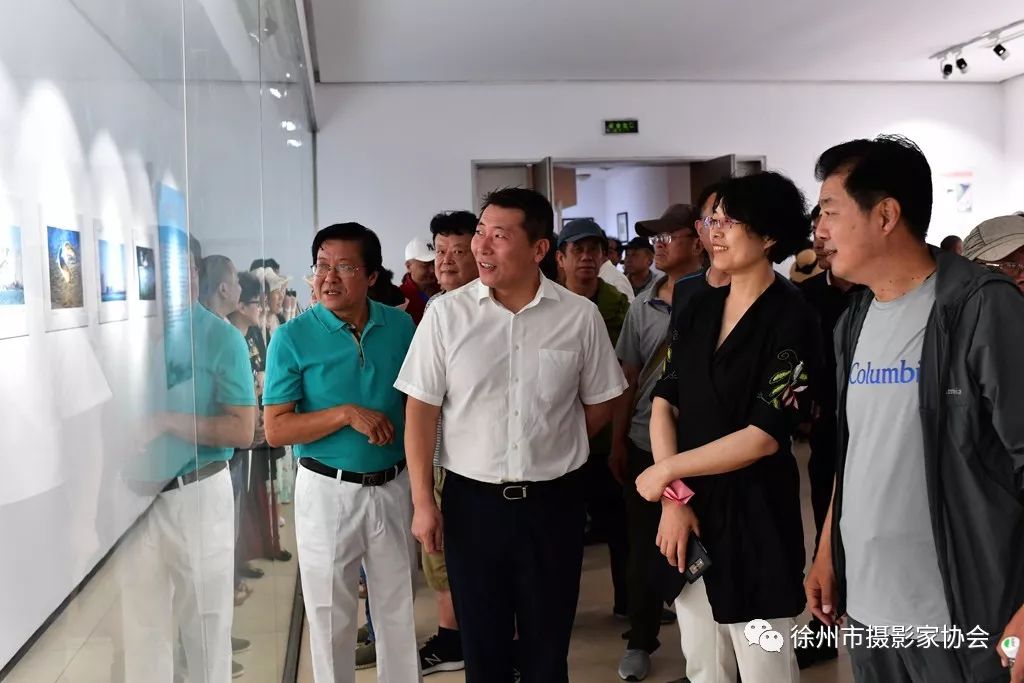 徐州市委宣传部副部长卢波(左二,徐州文联党组书记,主席王雪春(右二)