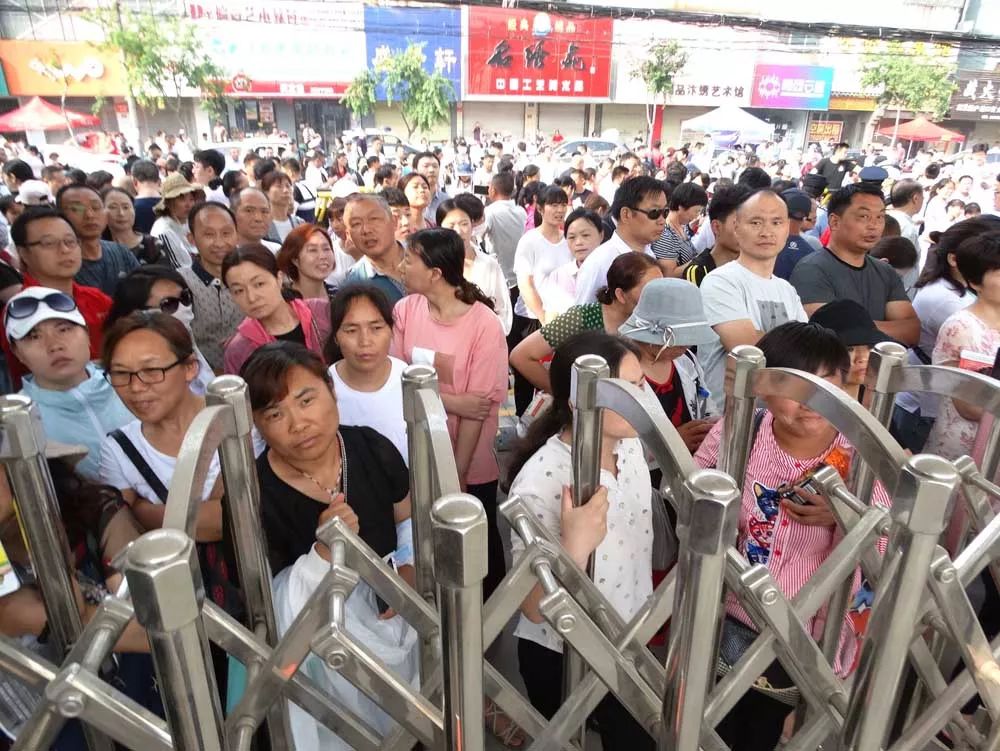 高考第一天开封考场外感动所有人