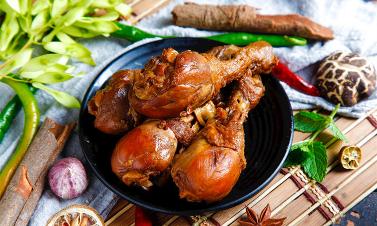 蒜香蜜汁琵琶腿经过了腌制,煎烤,焖煮等工序,成菜