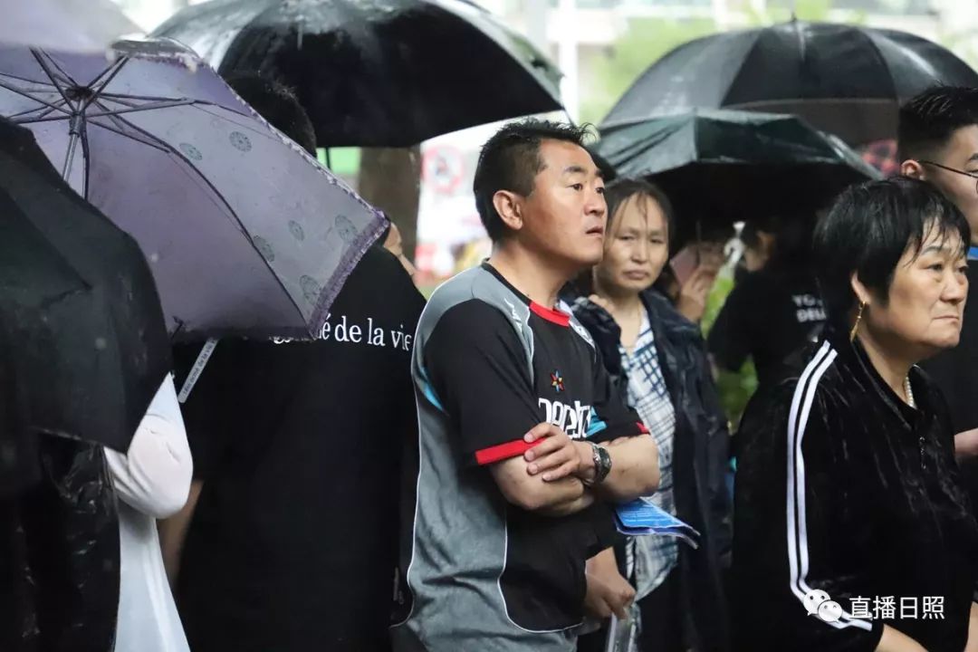 电闪雷鸣日照多地出现滂沱大雨