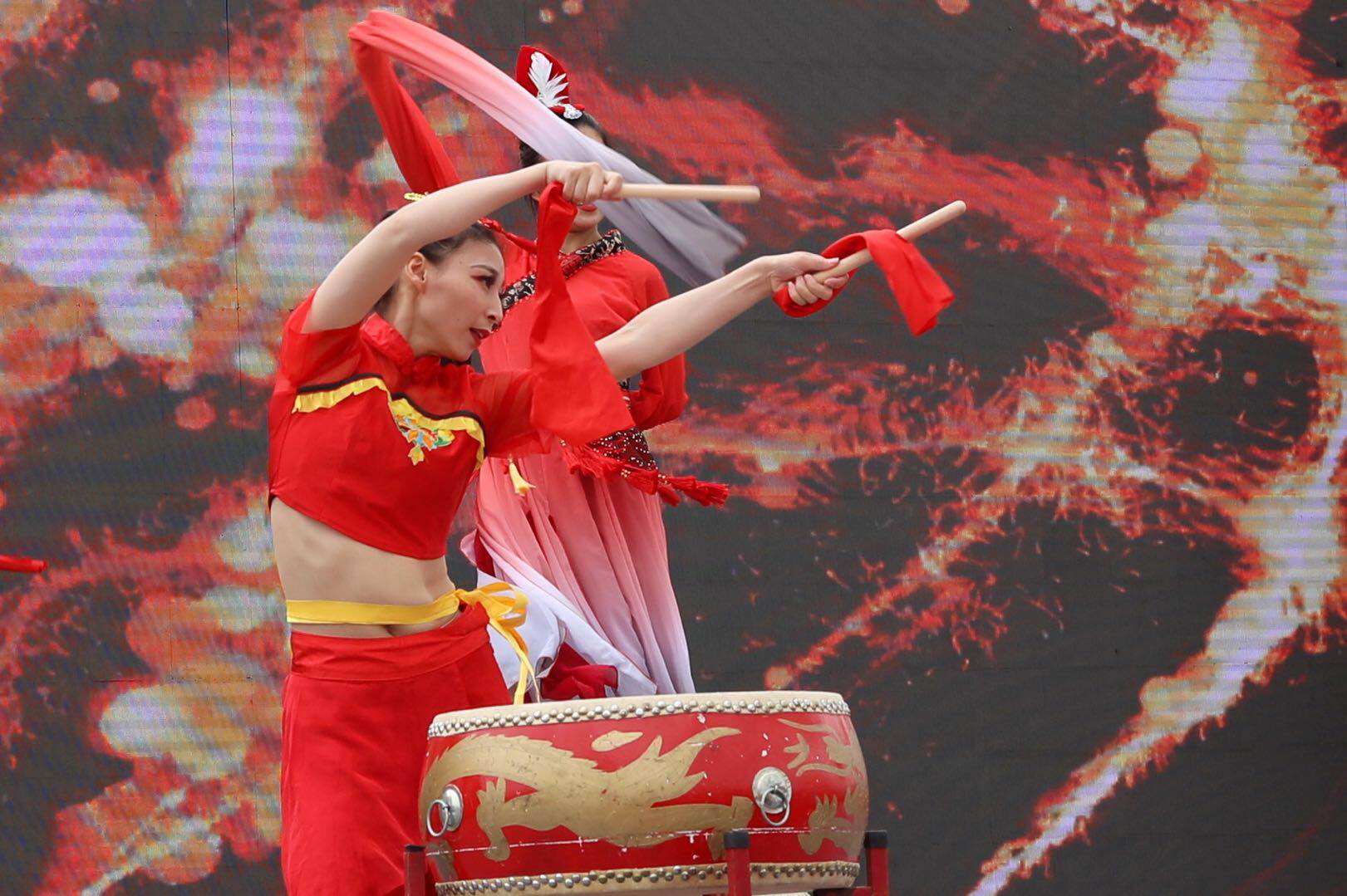 从起点驶出,河面上剪波破浪,竞渡争先,号子声,擂鼓声和两岸观众"加油