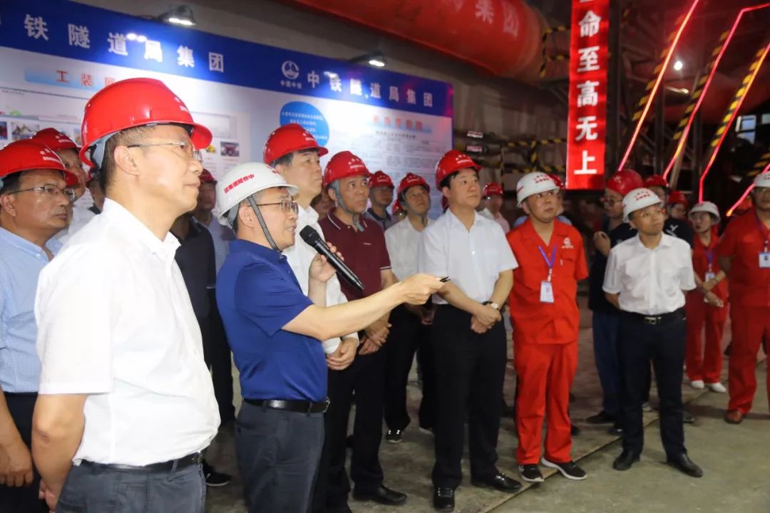 玉磨讯中国铁路总公司党组书记总经理陆东福到项目部检查调研