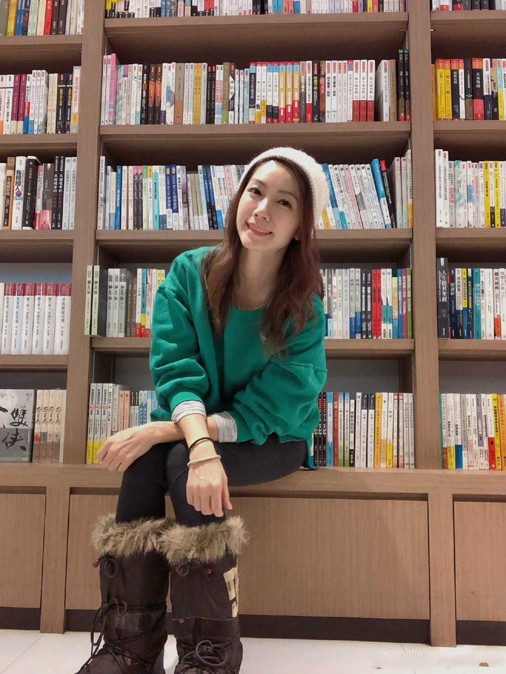 台湾最美面孔林韦君抹胸衬衫配短裤气质又少女美得不像41岁