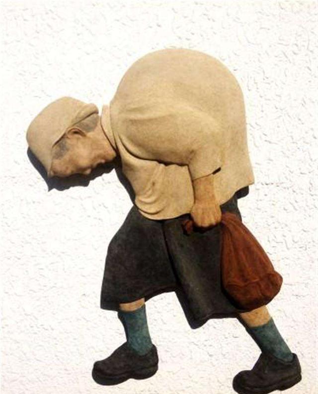 大概这位崔尚书有点驼背,还有点鸡胸,所以就说他曲如钩,还说他肩膀上