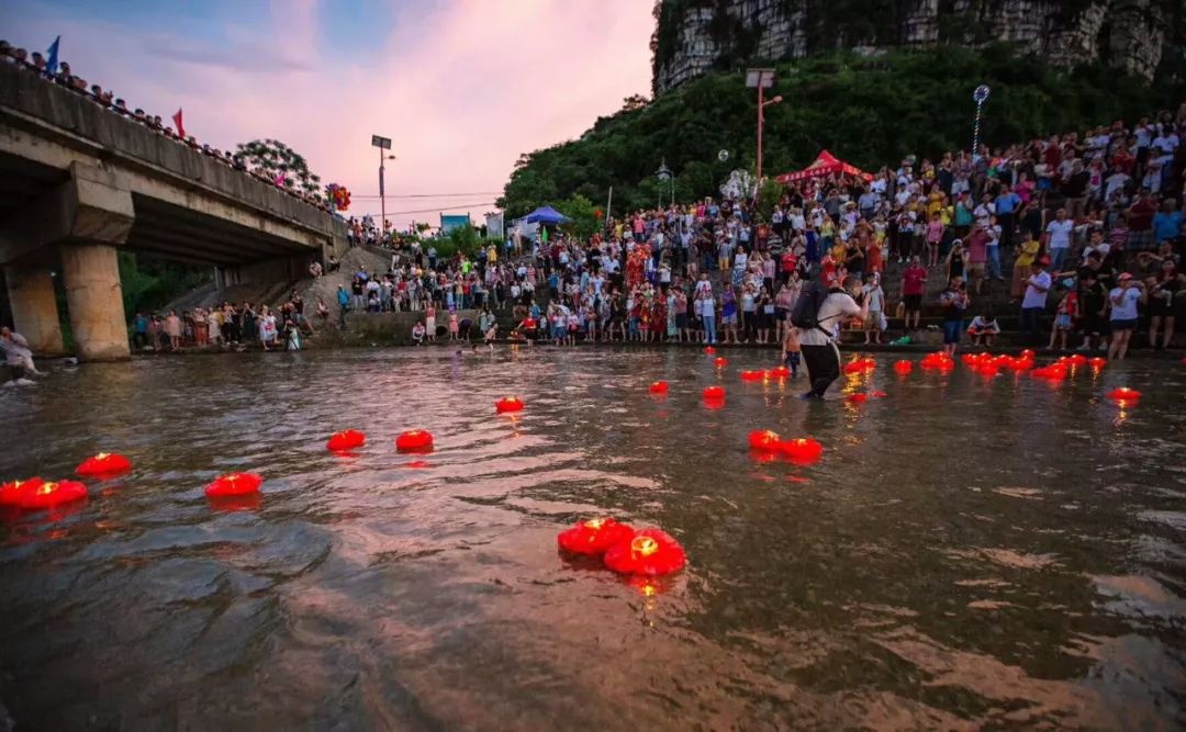 快看史上规模最大游客最多的渡河公