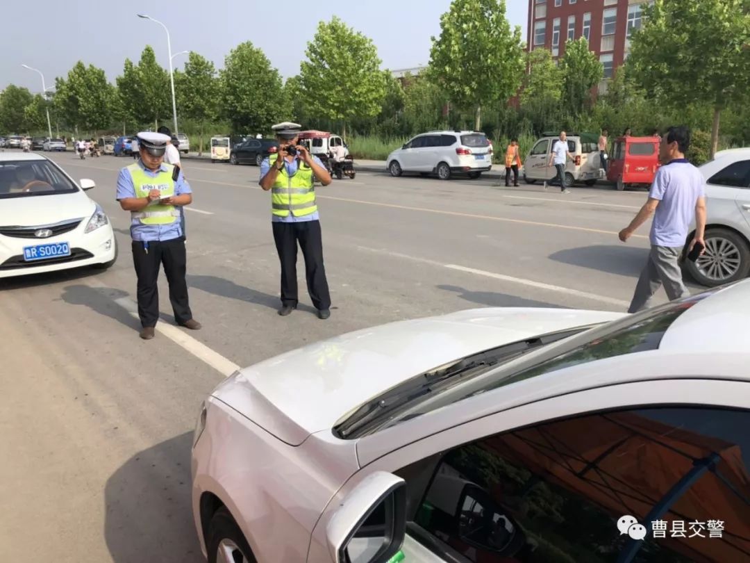 却笑了但是当车主看到"罚单"上的文字时很多车辆被交警贴条位于曹县