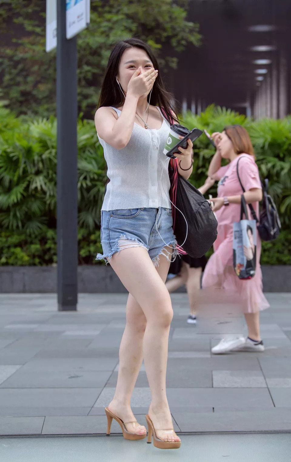 原创街拍打底背心搭配牛仔短裤让你美的脱颖而出