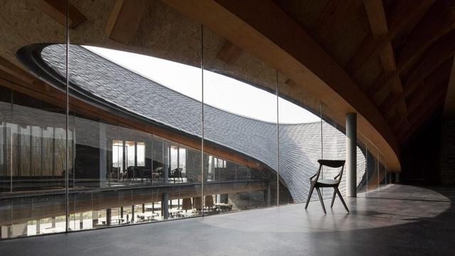 inkstonehouse文化中心的弧形屋顶上引用书法