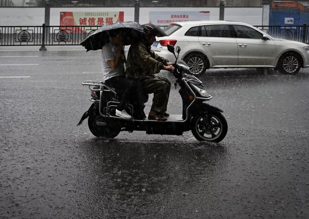 毅然前行不惧风雨因为他们是那么我的心被那些身影所击中但在狂风暴雨