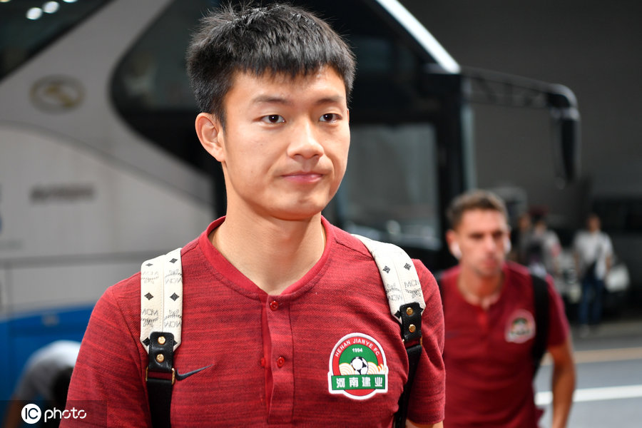 河南建业将帅抵达赛场 巴索戈面色凝重 奥汉德扎吃糖补充能量