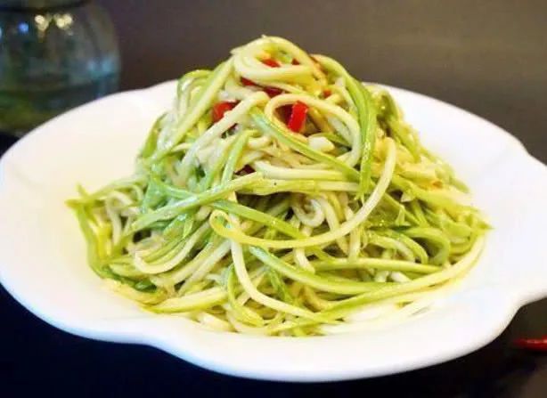 一道做法很简单的凉菜凉拌西葫芦丝