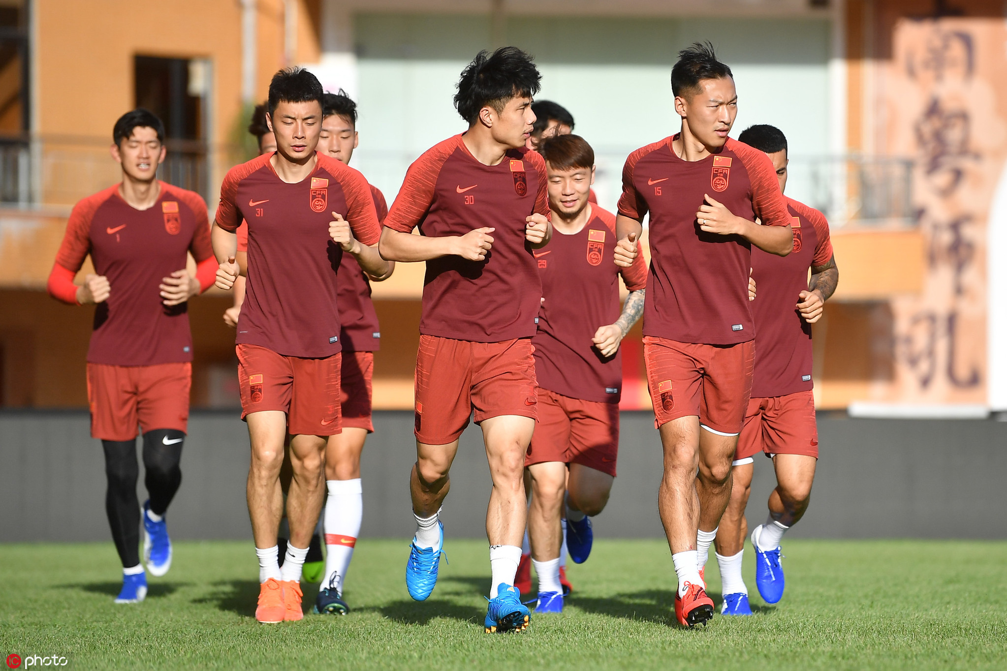 中国男足越秀山进行恢复训练 里皮面露笑容