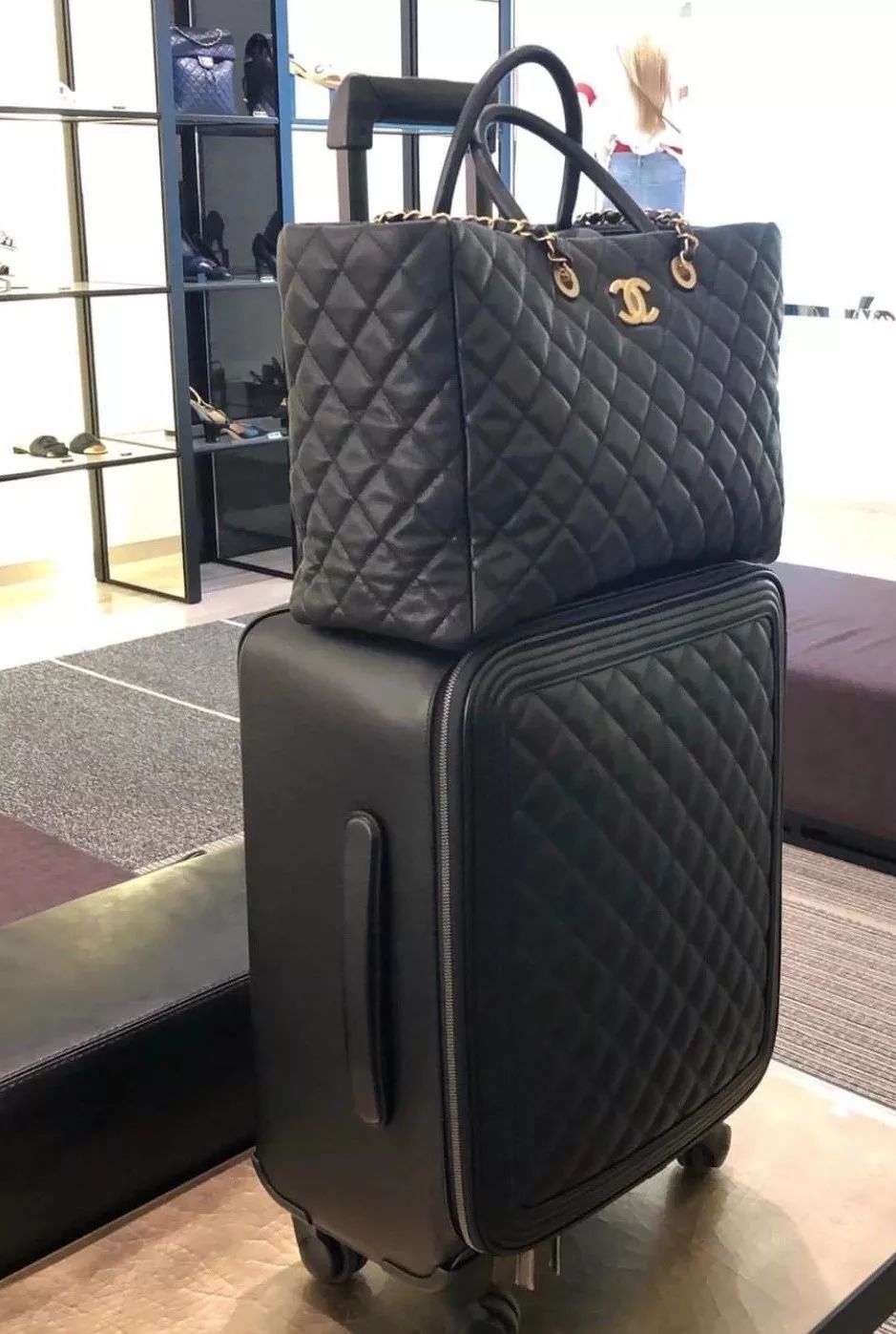 比如一向以珍贵小羊皮为主打的香奈儿也在近几年推出了让少女们疯狂的